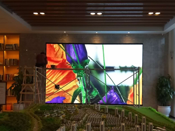 创意显示屏定制的成本和传统广告相比如何?-德润赛尔